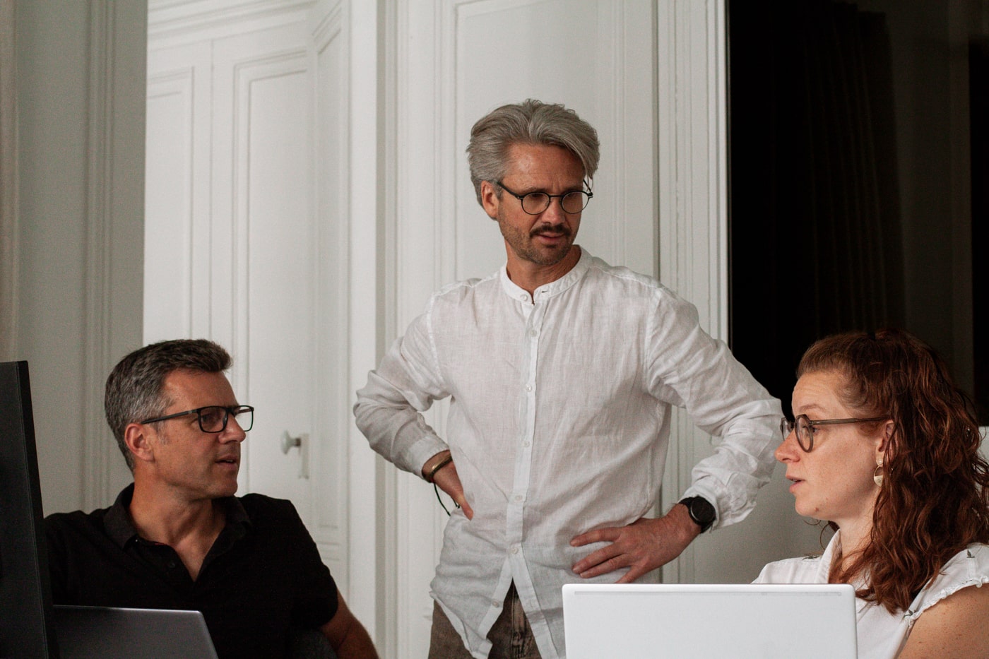 Consultants Supply Chain en discussion sur la meilleure méthode pour un industriel